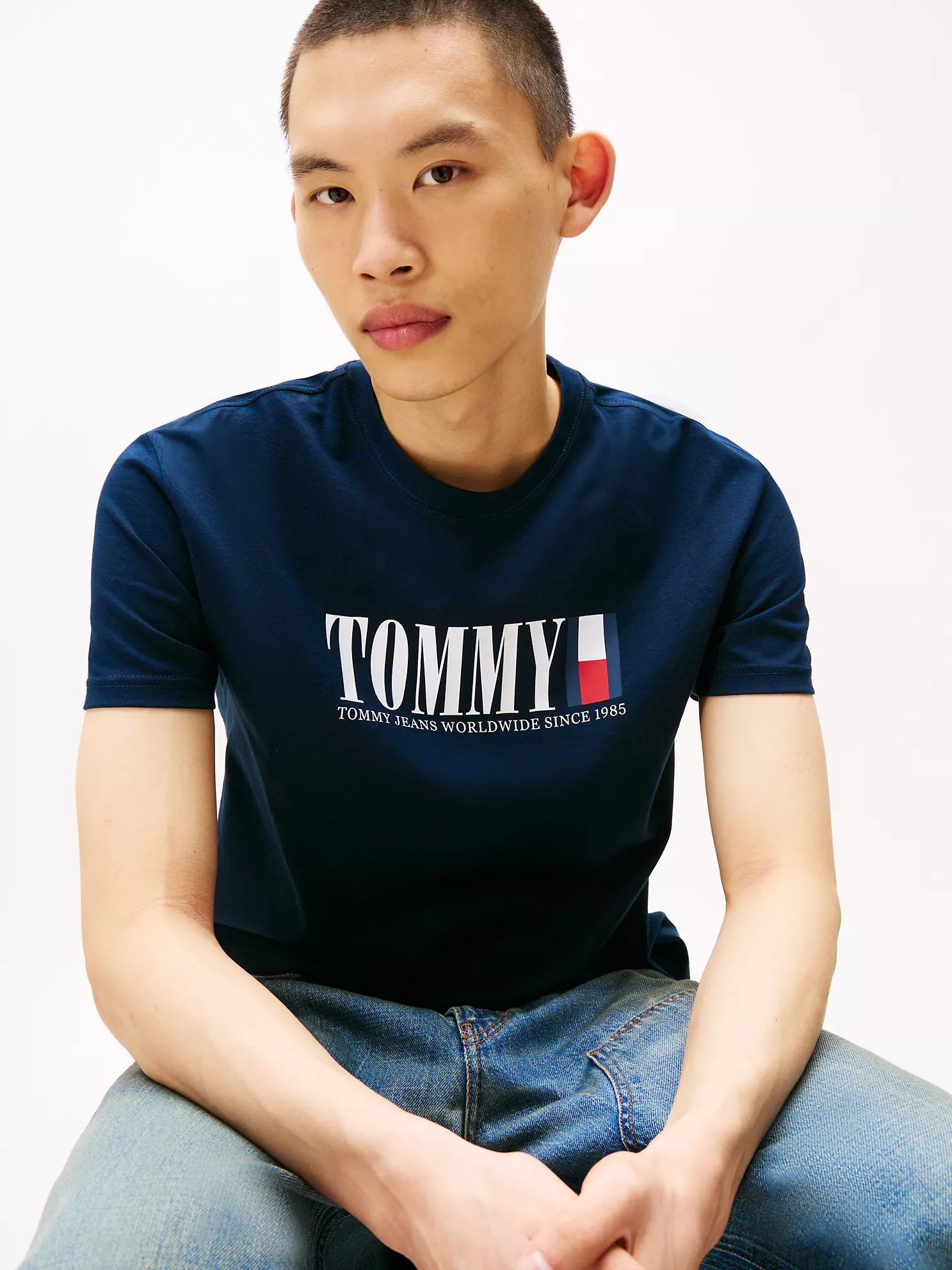 Tommy Jeans Retro Flag Logo T-Shirt - Navy 7 Tommy Jeans Retro Flag Logo T-Shirt
- Navy