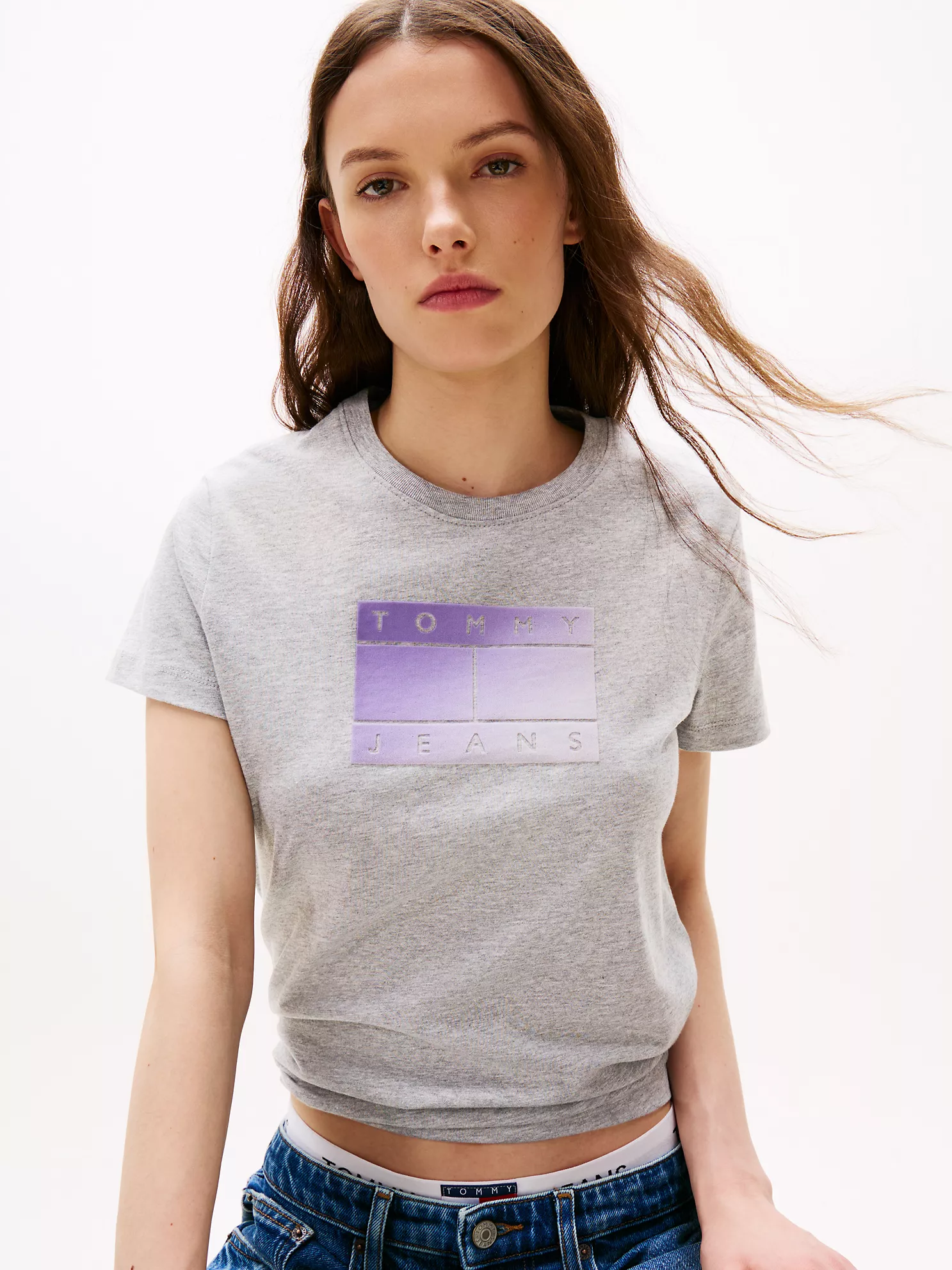 Tommy Jeans Ombre Flag Logo T-Shirt - Grey Heather 7 Tommy Jeans Ombre Flag Logo T-Shirt
- Grey Heather