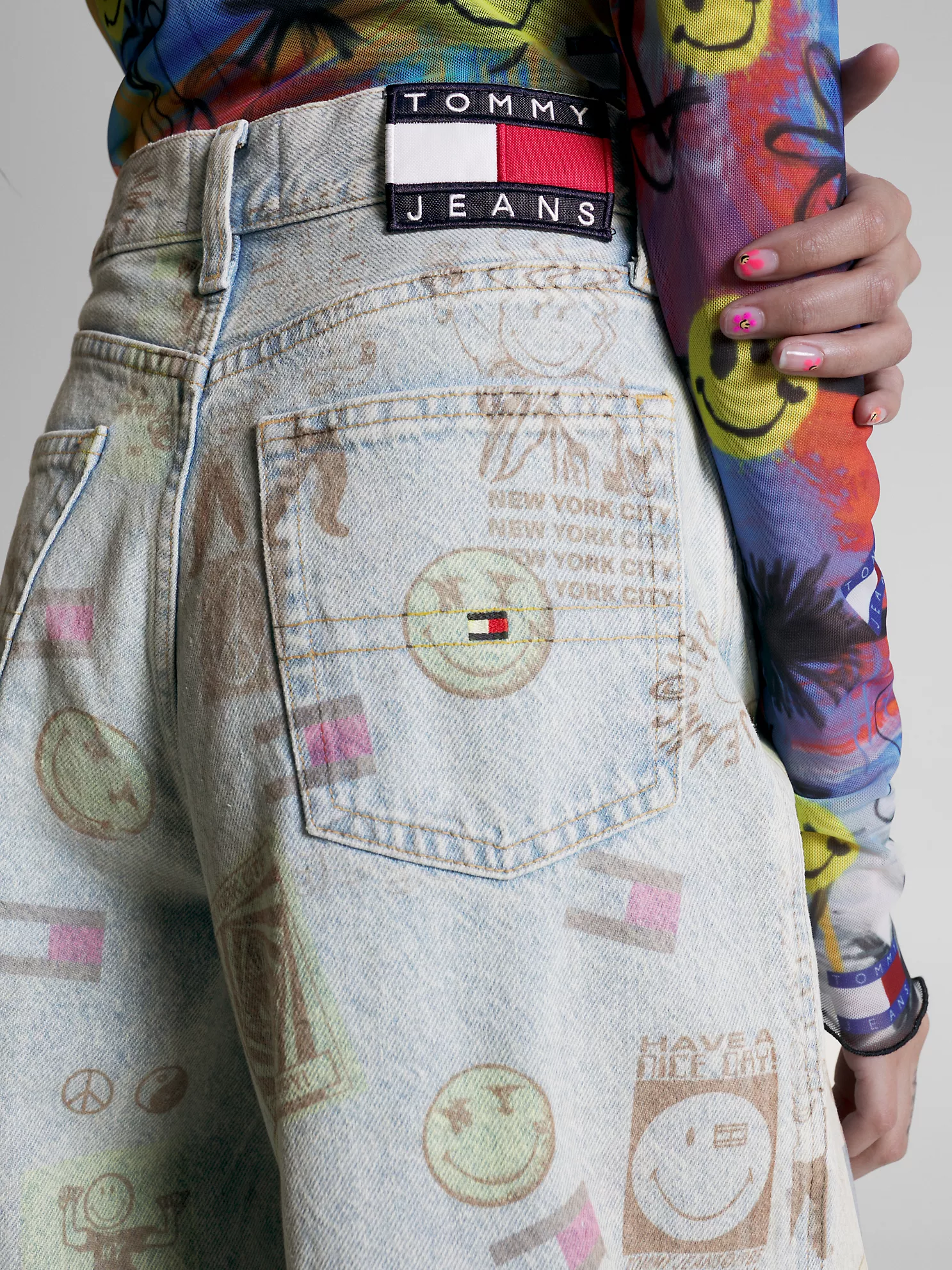 Tommy Jeans x Smiley® Wide Leg Jean - Denim Light 9 Tommy Jeans x Smiley® Wide Leg Jean
- Denim Light