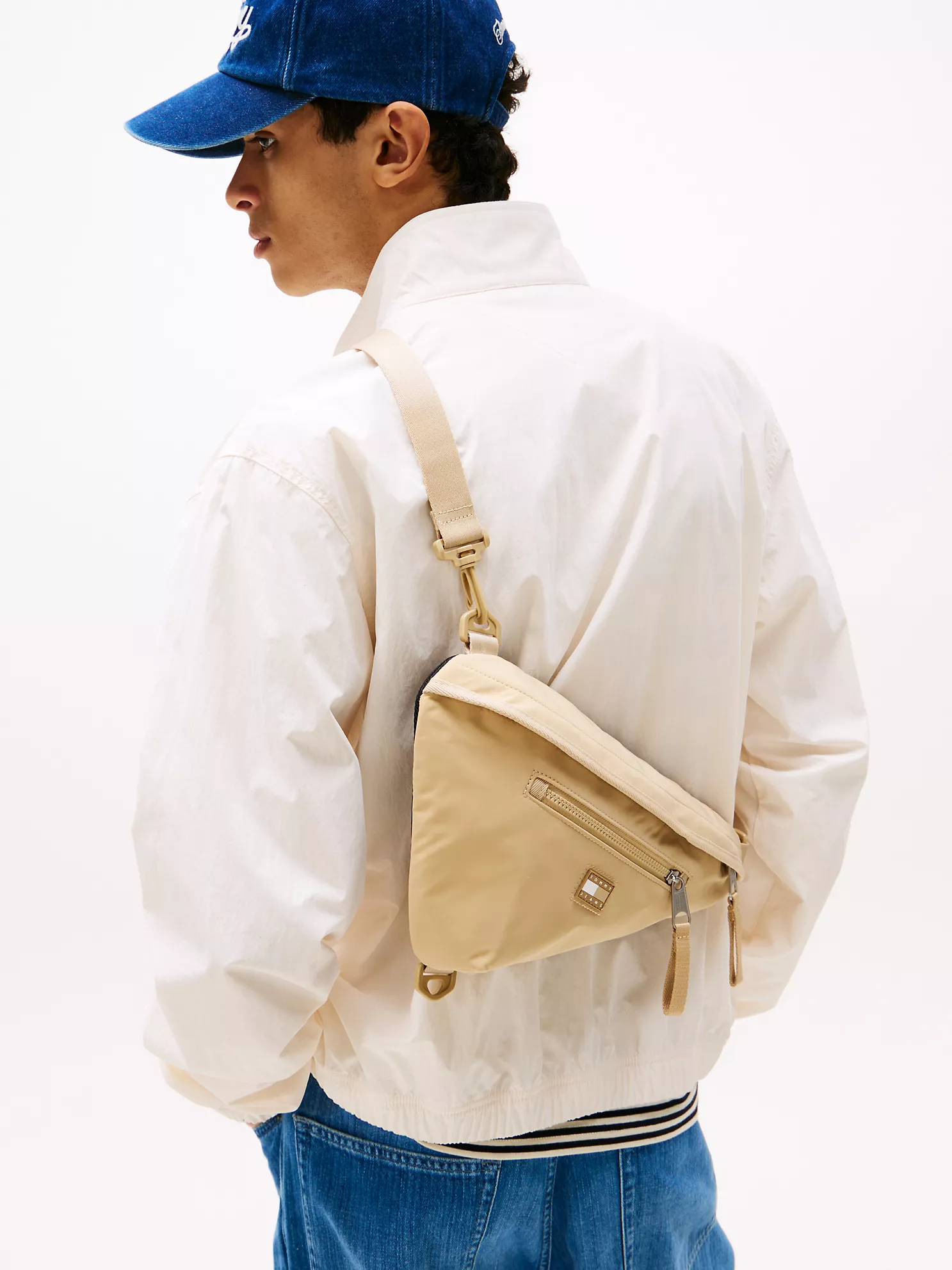 Tommy Jeans Sling Bag - Gentle Gold 10 Tommy Jeans Sling Bag
- Gentle Gold